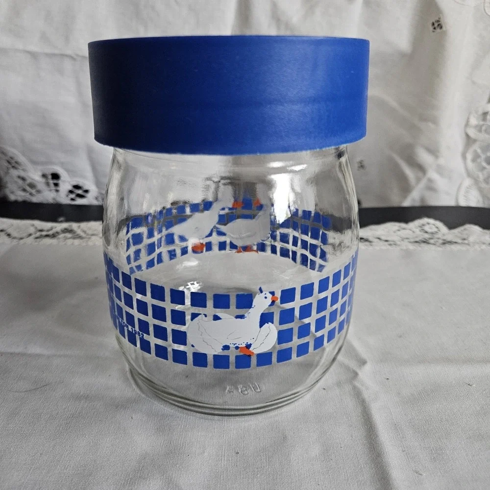 1982 Carlton Glass 3/4 L Glass Goose Canister W/ Lid